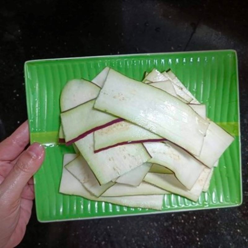 Bước 1 Sơ chế nguyên liệu Cà tím cuộn chiên xù