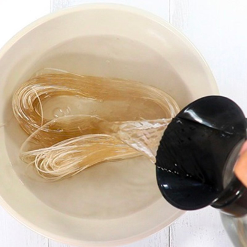 Bước 1 Sơ chế nguyên liệu Miến trộn nấm đông cô chay