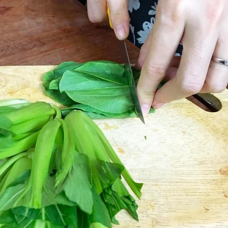 Bước 1 Sơ chế nguyên liệu Phở xào nấm chay
