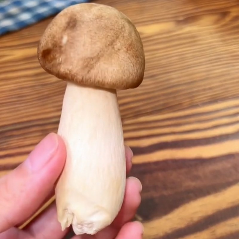 Bước 1 Sơ chế nguyên liệu Nấm chiên giòn sốt trứng muối (Công thức được chia sẻ từ Tiktok Vào bếp cùng Điện máy XANH)