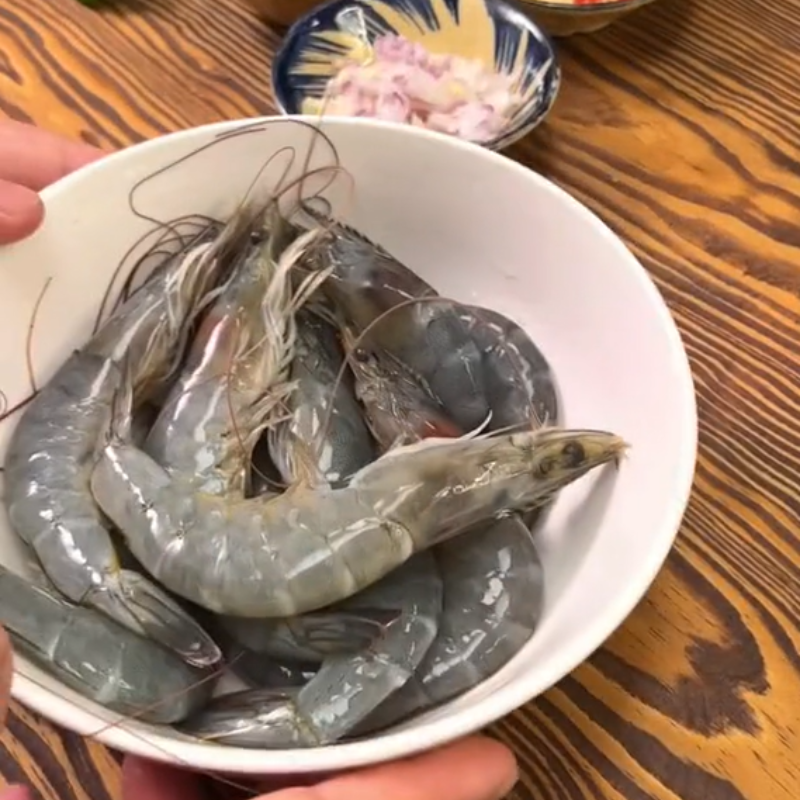Bước 1 Sơ chế nguyên liệu Tôm hấp tỏi (Công thức được chia sẻ tù Tiktok Vào bếp cùng Điện máy XANH)