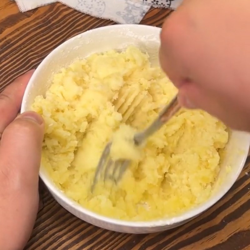 Bước 2 Trộn bột Bánh khoai tây nướng (Công thức được chia sẻ từ Tiktok Vào bếp cùng Điện máy XANH)