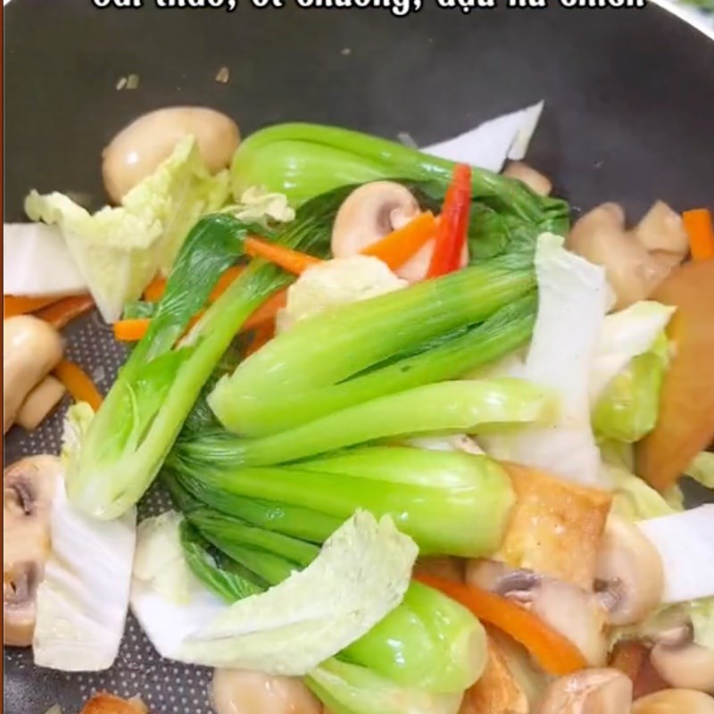 Bước 3 Xào nguyên liệu Phở xào nấm chay