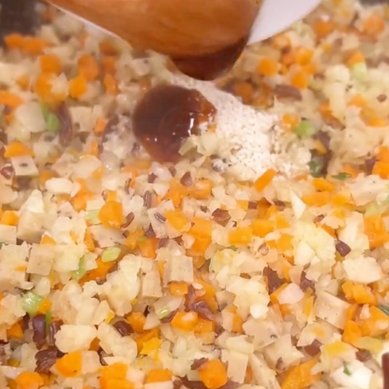 Bước 2 Xào nguyên liệu Bánh mì hấp chay rau củ