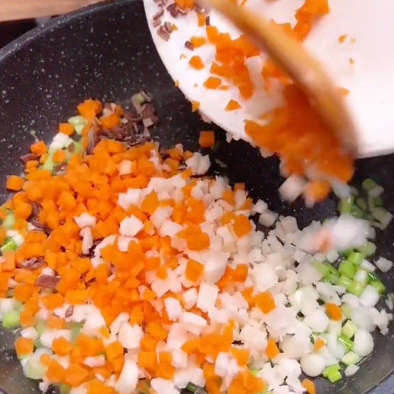 Bước 2 Xào nguyên liệu Bánh mì hấp chay rau củ