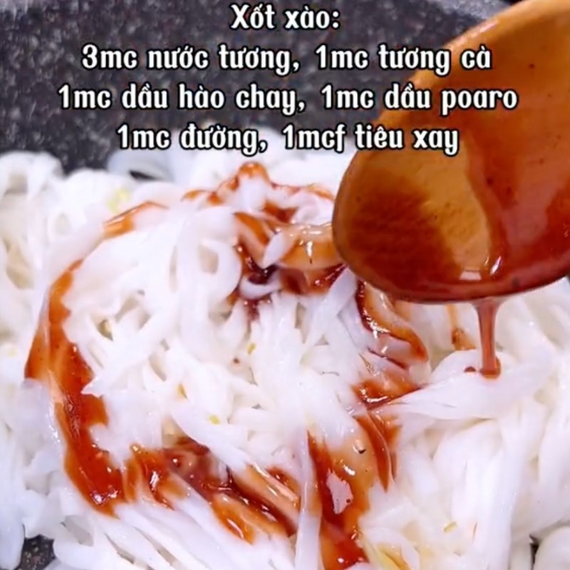 Bước 2 Xào phở Phở xào nấm chay