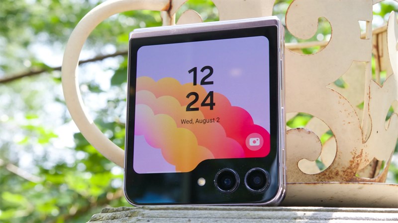 Galaxy Z Flip6 FE vẫn sử dụng thiết kế gập vỏ sò quen thuộc