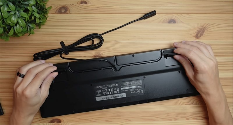 Bàn phím Razer Ornata V3 X còn đi kèm với chân Kick Stand giúp bạn sử dụng máy thoải mái hơn. Nguồn: Kova Tech Bàn phím Razer Ornata V3 X còn đi kèm với chân Kick Stand giúp bạn sử dụng máy thoải mái hơn. Nguồn: Kova Tech