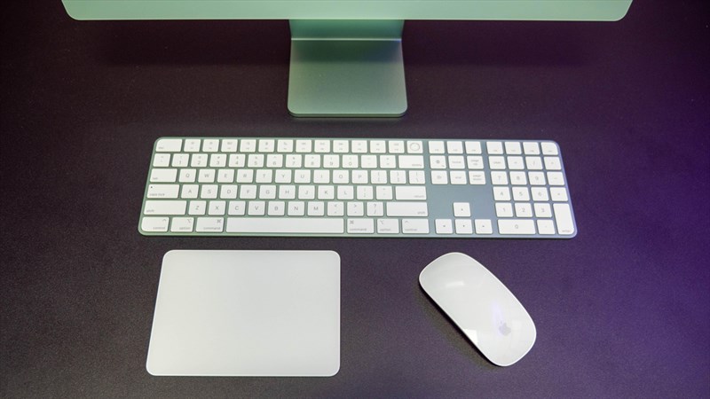 Các phụ kiện đi kèm cùng iMac M3 có phần vỏ dưới được chế tác đồng màu với thiết bị. Nguồn: CNET.