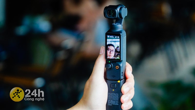 DJI Osmo Pocket 3 có ngoại hình gọn nhẹ, mình có thể cầm gọn trong lòng bàn tay