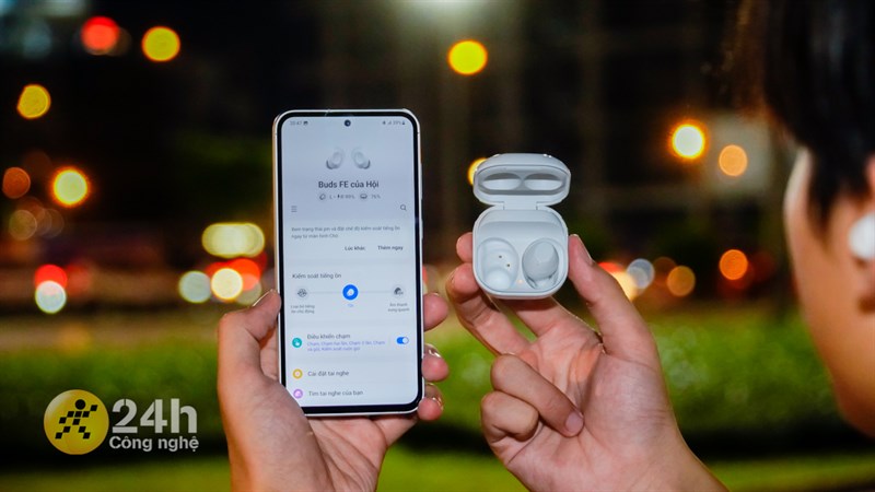 Galaxy S23 FE kết hợp cùng Buds FE giúp chúng ta có những phút giây giải trí tuyệt vời.