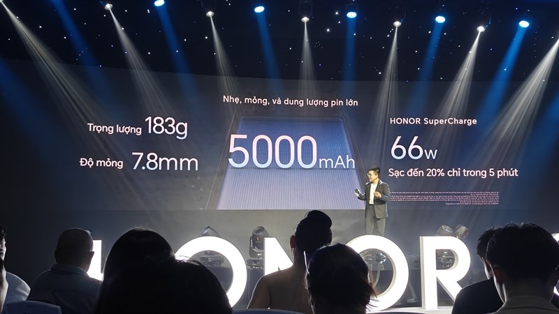 Thân máy mỏng nhẹ cùng thiết kế bo tròn mang lại cho người dùng Honor 90 cảm giác cầm nắm thoải mái Thân máy mỏng nhẹ cùng thiết kế bo tròn mang lại cho người dùng Honor 90 cảm giác cầm nắm thoải mái