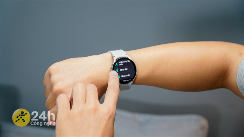 Galaxy Watch6 có hơn 95 bài tập để mình có thể tập luyện trong nhà.