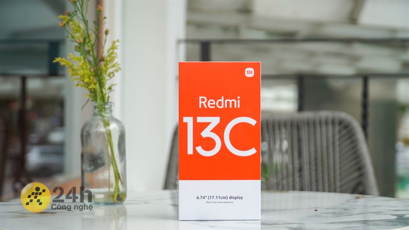 Hộp đựng Redmi 13C được thiết kế rất đẹp mắt.