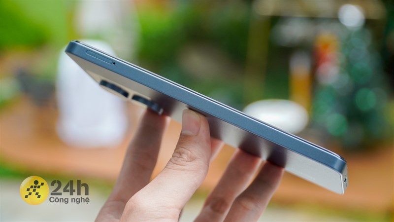 Cạnh trái của máy chứa khe cắm SIM.