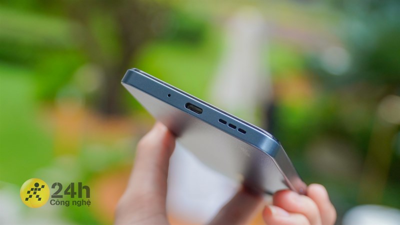 Cạnh đáy chứa mic, cổng sạc USB-C và dải loa.