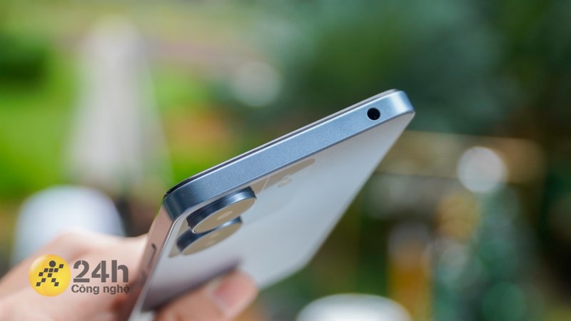 Cạnh trên chứa cổng cắm tai nghe chuẩn 3.5 mm.