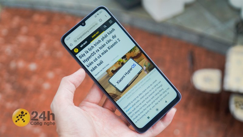 Nên chọn các mẫu điện thoại có pin và màn hình  lớn để mẹ sử dụng thoải mái