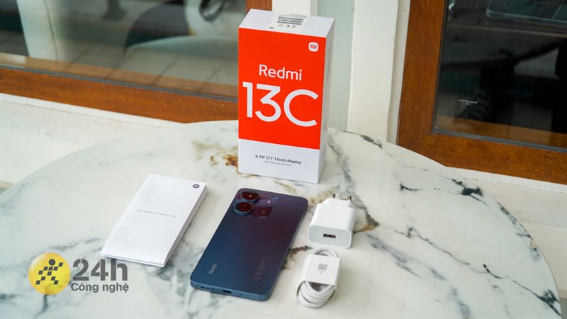 Bên trong hộp đựng Redmi 13C còn có đầy đủ những món phụ kiện cần thiết