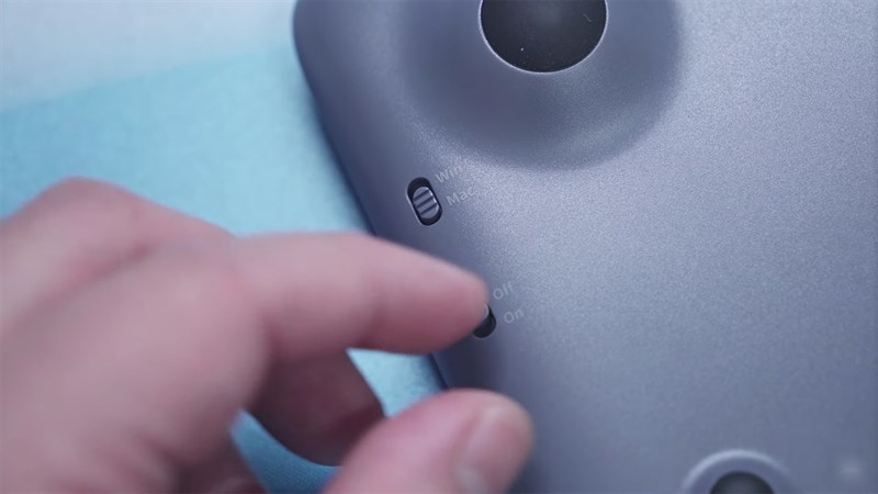 Bàn phím còn có cần gạt chuyển đổi chế độ Win/Mac lẫn nút nguồn. 