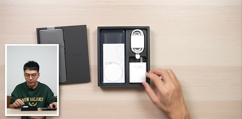 Vivo X100 vẫn được đi kèm với đầy đủ những món phụ kiện cần thiết Vivo X100 vẫn được đi kèm với đầy đủ những món phụ kiện cần thiết