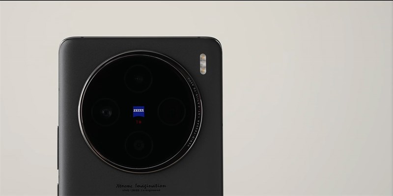 Cụm camera của Vivo X100 Series được thiết kế dạng lưỡi liềm rất bắt mắt. Cụm camera của Vivo X100 Series được thiết kế dạng lưỡi liềm rất bắt mắt.