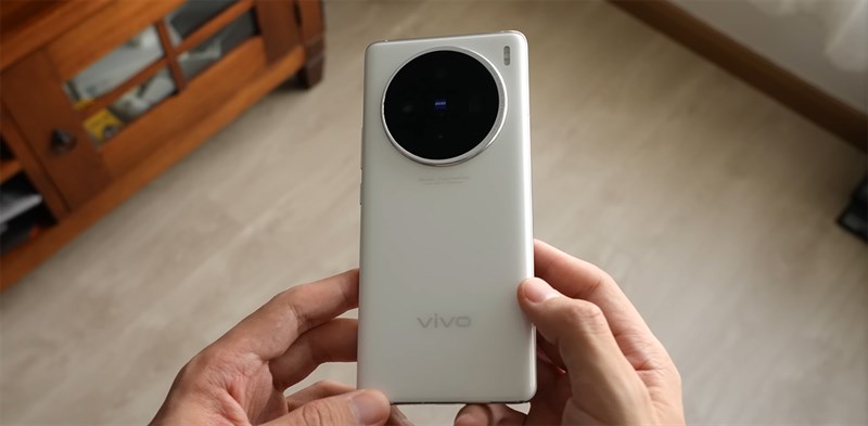 Trải nghiệm cầm nắm Vivo X100 rất thoải mái. Nguồn: 钟文泽 Trải nghiệm cầm nắm Vivo X100 rất thoải mái. Nguồn: 钟文泽