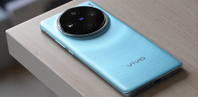 Vivo X100 được thiết kế hơi bo cong nhẹ và bắt mắt hơn thế hệ trước. Nguồn: 钟文泽 Vivo X100 được thiết kế hơi bo cong nhẹ và bắt mắt hơn thế hệ trước. Nguồn: 钟文泽