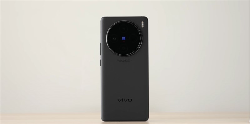 Vivo X100 nổi bật hơn rất nhiều nhờ cụm camera lớn. Nguồn: 钟文泽 Vivo X100 nổi bật hơn rất nhiều nhờ cụm camera lớn. Nguồn: 钟文泽