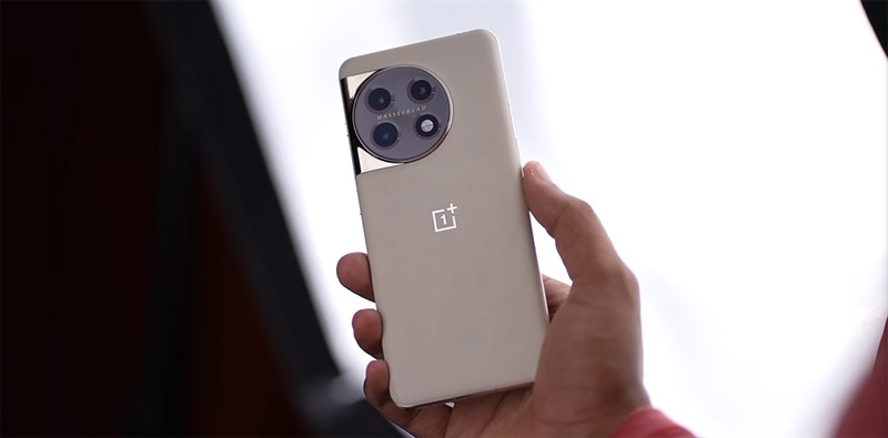 Cảm giác cầm nắm OnePlus 11 Marble Odyssey trên tay thoải mái hơn rất nhiều so với OnePlus 11 bản thường