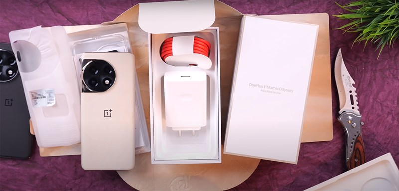 Bên trong hộp đựng OnePlus 11 Marble Odyssey chứa đầy đủ món phụ kiện cần thiết