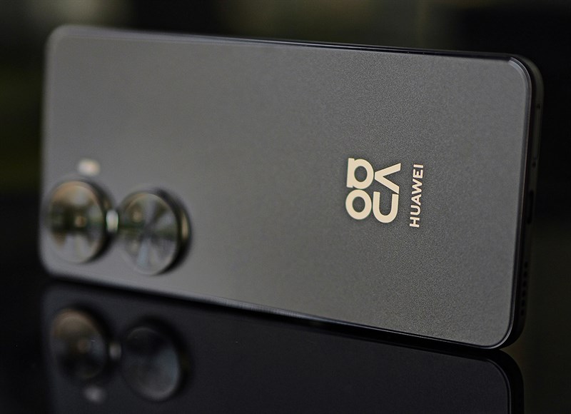 Huawei Nova 11 SE còn có mặt lưng được làm dạng nhám nên hạn chế tốt tình trạng bám mồ hôi, dấu vân tay