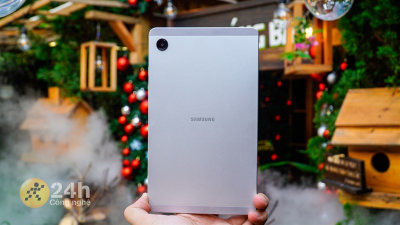 Mặt lưng Galaxy Tab A9 được thiết kế rất quen thuộc.