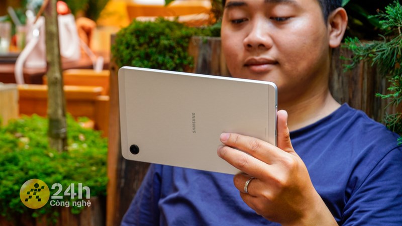 Galaxy Tab A9 mang đến cảm giác cầm nắm rất tốt.