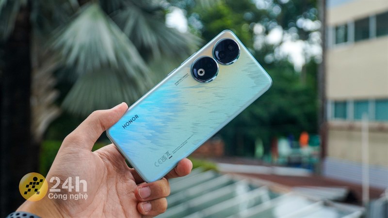 Honor 90 với thiết kế mỏng gọn nên cho trải nghiệm cầm nắm rất thoải mái.