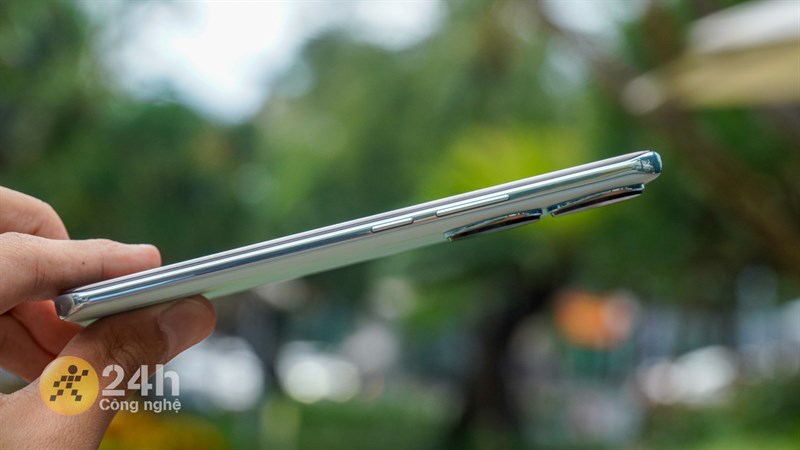 Cạnh phải của Honor 90 chứa nút nguồn và cụm phím tăng giảm âm lượng.