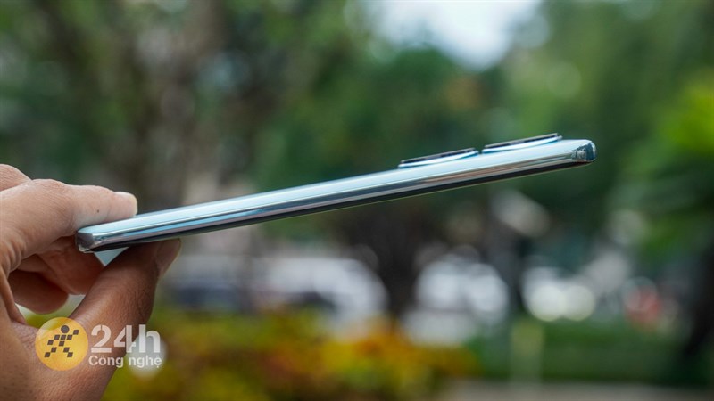 Cạnh trái của Honor 90 không có thêm bất cứ cổng sạc hay nút bấm nào