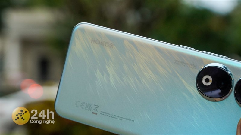 Mặt lưng Honor 90 được thiết kế dạng nhám cùng những đường vân bắt mắt.