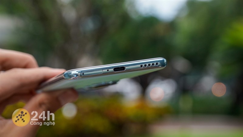 Cạnh đáy của Honor 90 chứa khe cắm SIM, mic, cổng sạc USB-C, dải loa.