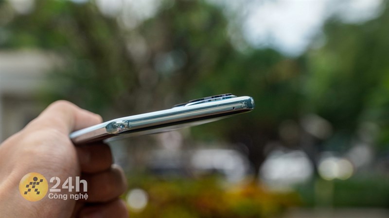 Cạnh trên của Honor 90 chứa mic phụ.