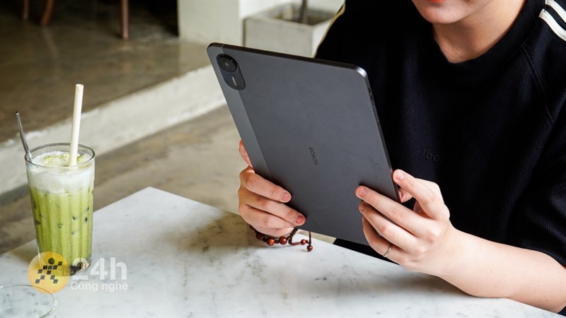 Honor Pad X9 còn có dung lượng pin và bộ nhớ tuyệt vời để lưu trữ thỏa thích Honor Pad X9 còn có dung lượng pin và bộ nhớ tuyệt vời để lưu trữ thỏa thích