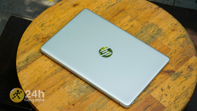 HP 15s fq5229TU có độ dày 17.9 mm và khối lượng 1.69 kg, khá mỏng, nhẹ với một laptop 15.6 inch đấy!