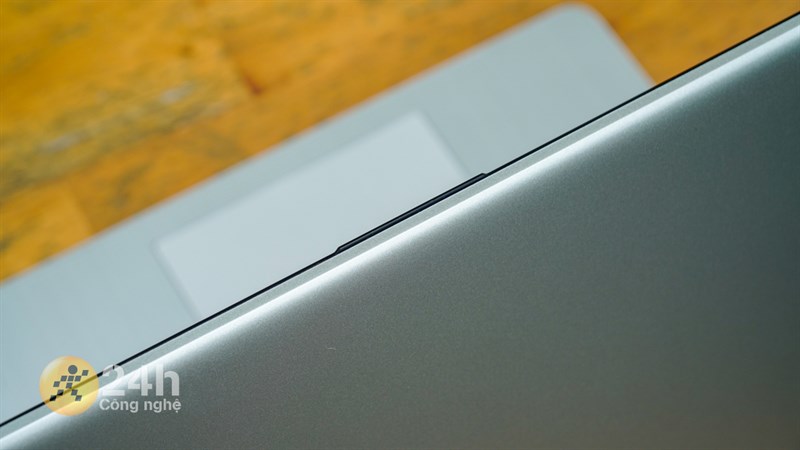 Việc mở máy ra không được tối ưu khi phần nhô ra ở cạnh màn hình là rất nhỏ khiến mình không có chỗ đặt tay.