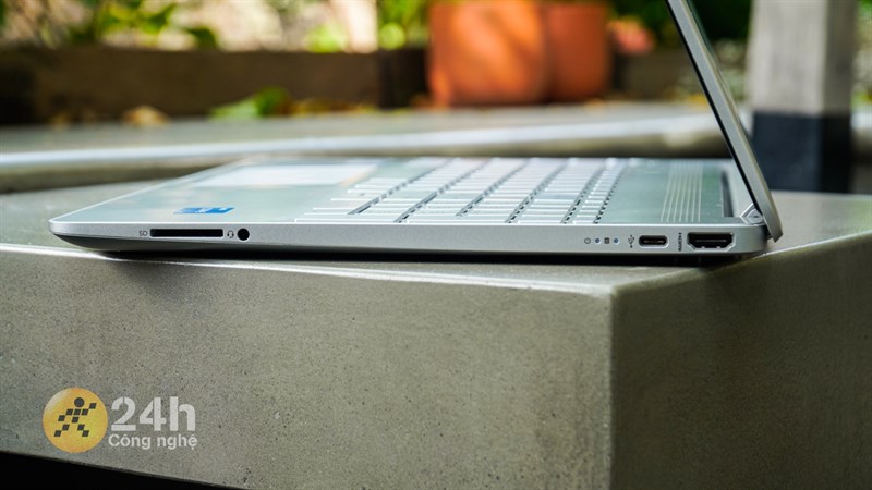 Cạnh phải của HP 15s fq5229TU.