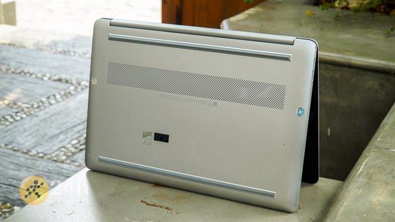 Mặt dưới của HP 15s fq5229TU cũng được hoàn thiện khá gọn gàng.
