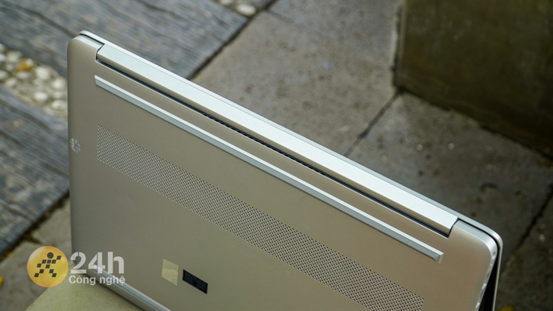 Phần bản lề của máy cũng được hoàn thiện chắc chắn, không bị rung lắc khi đánh máy và đóng mở cũng rất mượt mà.