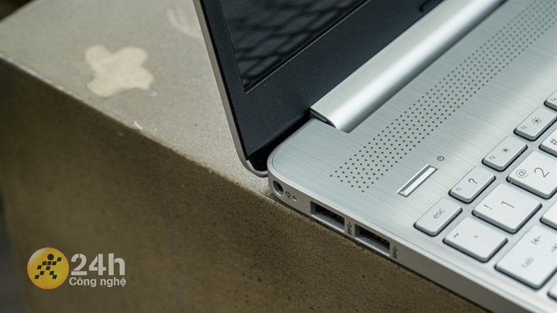 Các cạnh của HP 15s fq5229TU cũng được làm vuông vức giúp máy trông có phần ‘sang’ và đẹp hơn.