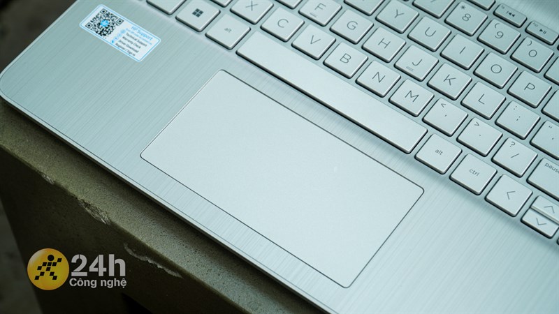 Bàn rê của HP 15s fq5229TU có bề ngang lớn nhưng bề rộng lại khá hẹp nên chưa thực sự cân đối khi thực hiện các thao tác.