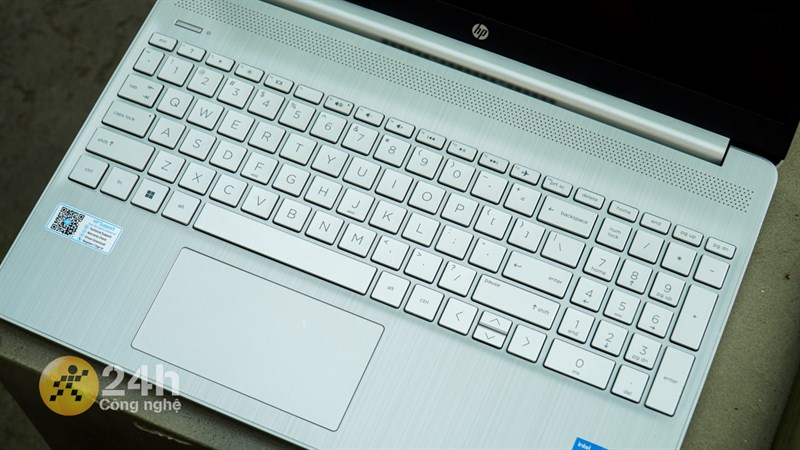 HP 15s fq5229TU được trang bị hệ thống bàn phím Fullsize có bao gồm cụm phím số.