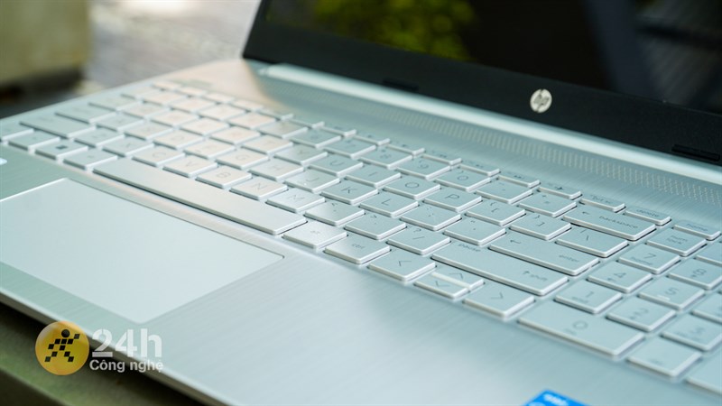 Các thao tác vuốt chạm trên bàn rê chuột của HP 15s fq5229TU cho trải nghiệm mượt mà và phản hồi nhanh chóng.